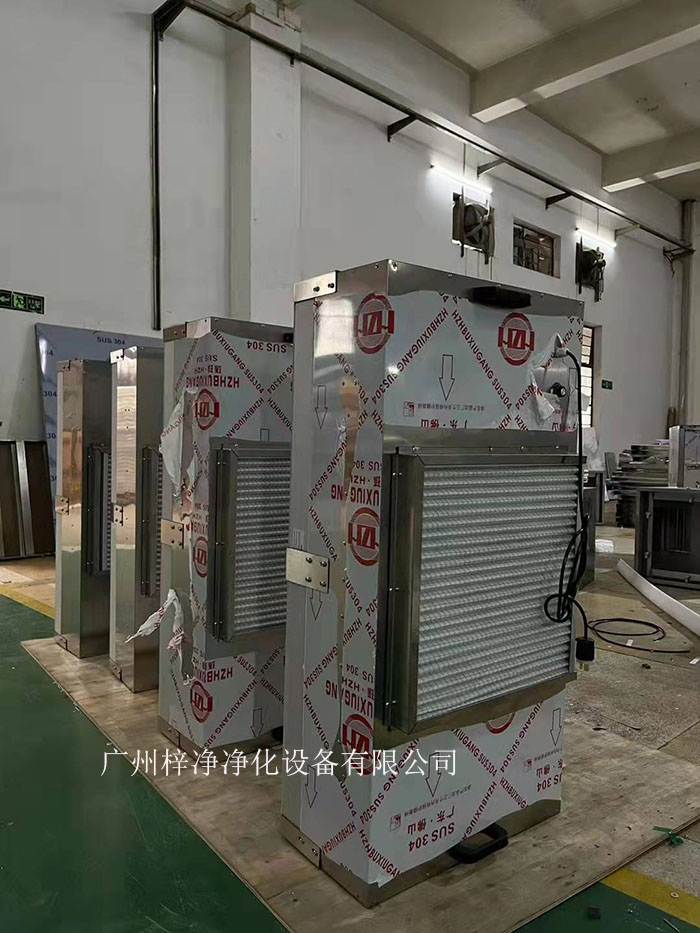 潔凈棚風(fēng)機(jī)從FFU的頂部將空氣吸入，經(jīng)過(guò)初效過(guò)濾器，高效過(guò)濾器的過(guò)濾，過(guò)濾后的潔凈空氣以0.45m/s±20%的風(fēng)速在整個(gè)出風(fēng)面勻速送出到棚內(nèi)。
